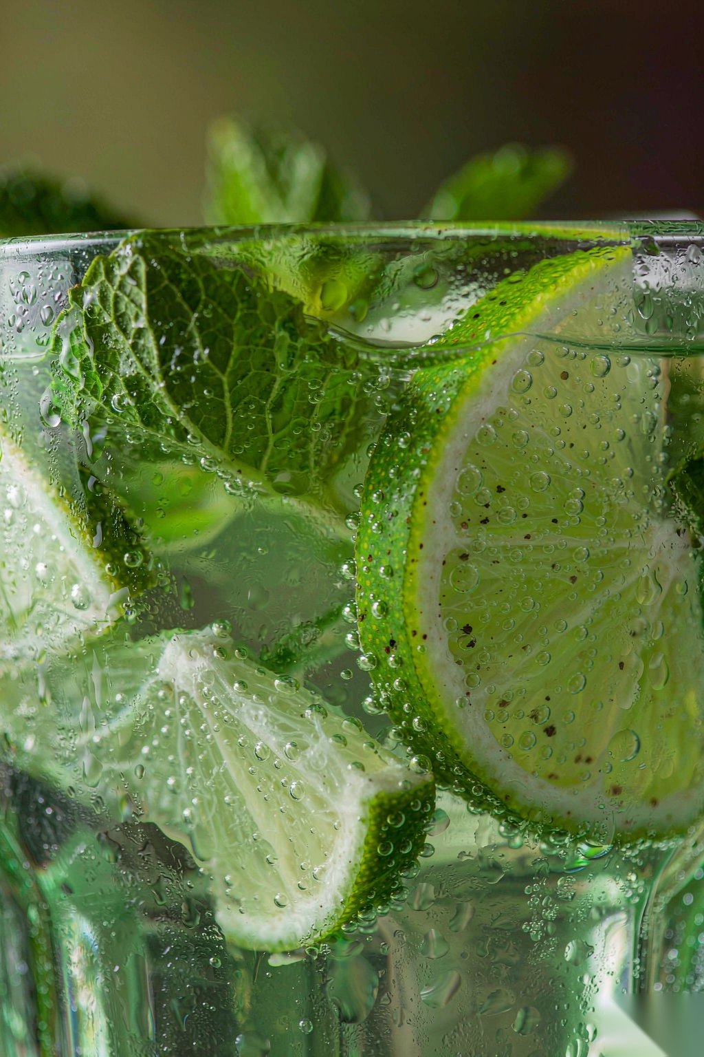 Kung Fu lime mint sparkling water close-up showing fine bubbles, lime slice and mint