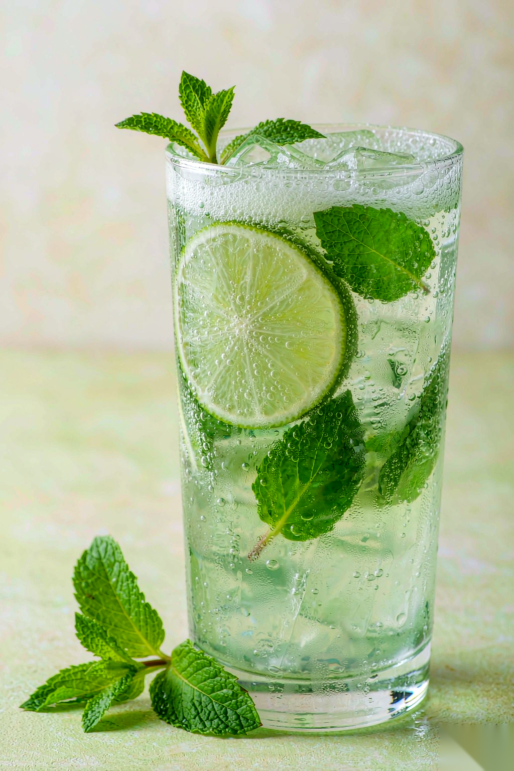 Kung Fu lime mint sparkling water — a tall chilled glass with fresh lime slices, mint leaves, ice and fine bubbles
